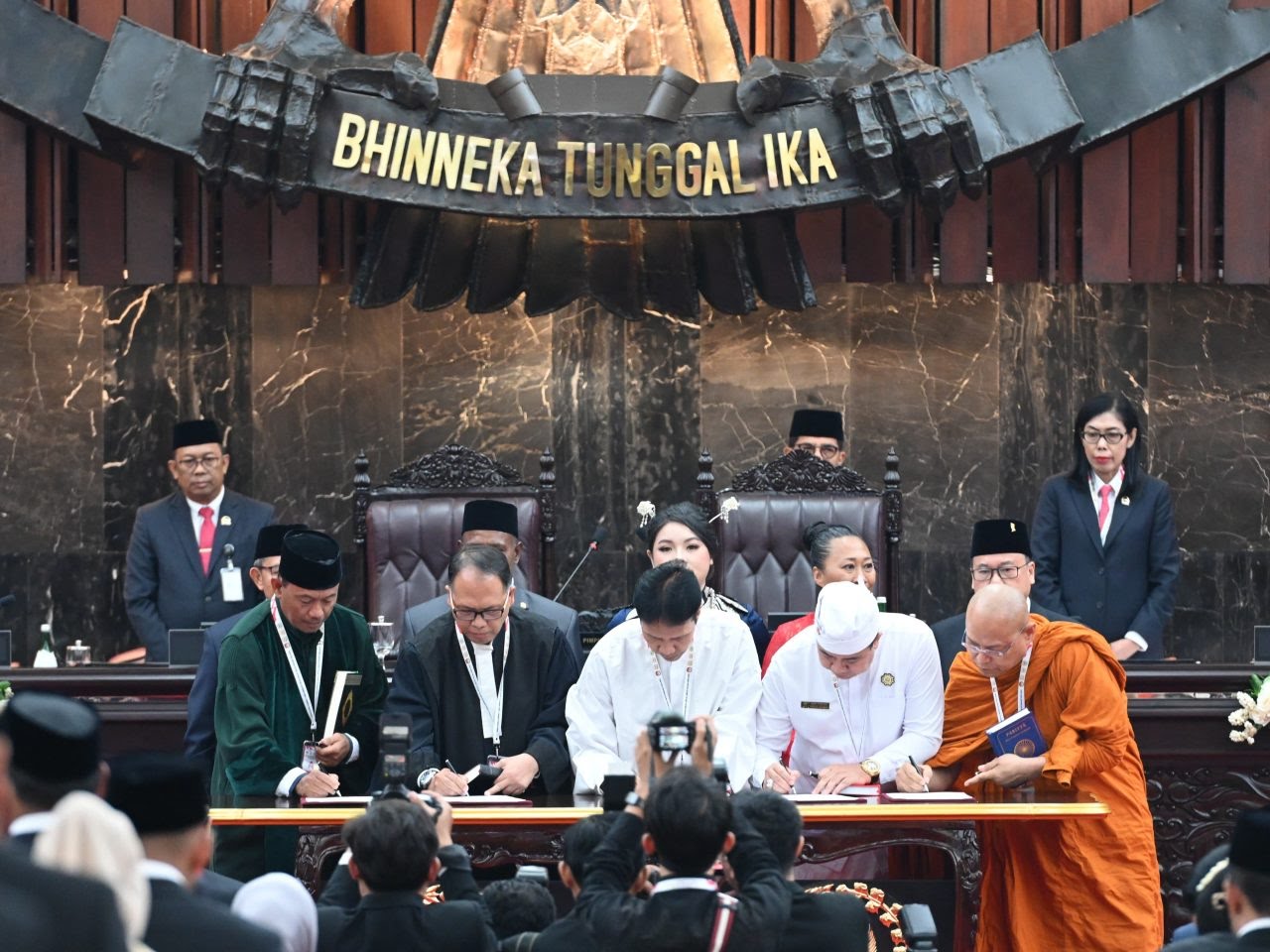 Perwakilan Rohaniawan Buddha Dalam Acara Sumpah Janji Jabatan Para Anggota Legislatif