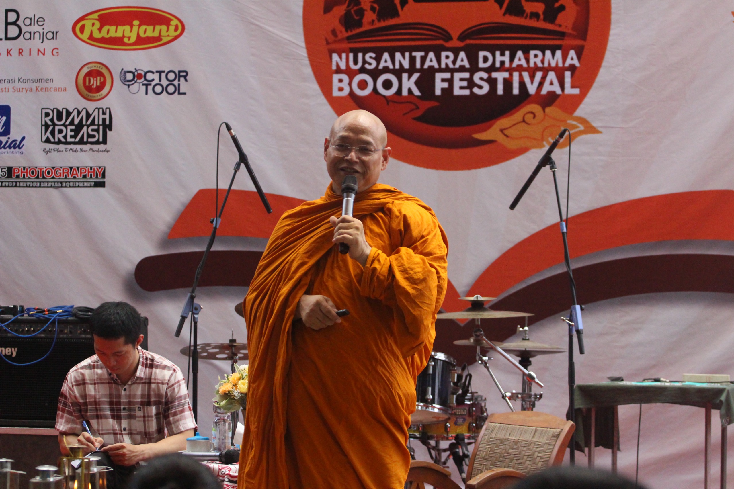 Semangat Tinggi di Tengah Cuaca Panas: Bhante Nyanasuryanadi Berbagi Wawasan tentang Buddha dan Makna Hidup