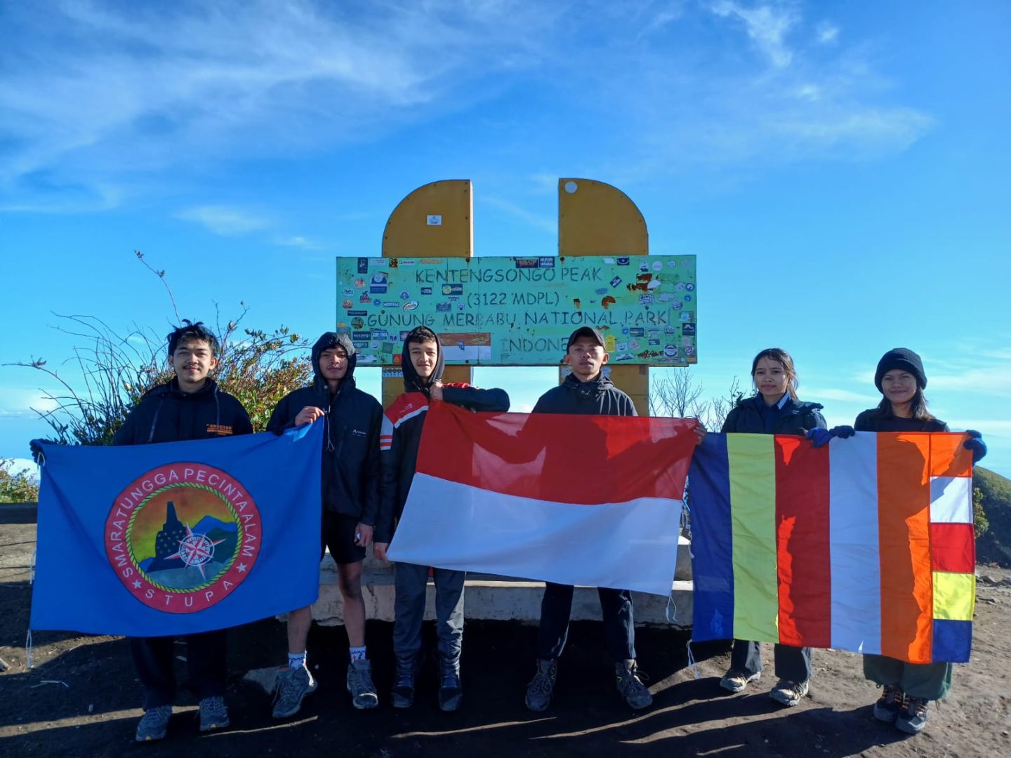 Pengibaran Bendera Buddhis di Gunung Merbabu oleh UKM Stupa Smaratungga: Awali Waisak 2569 BE dengan Semangat Dharma
